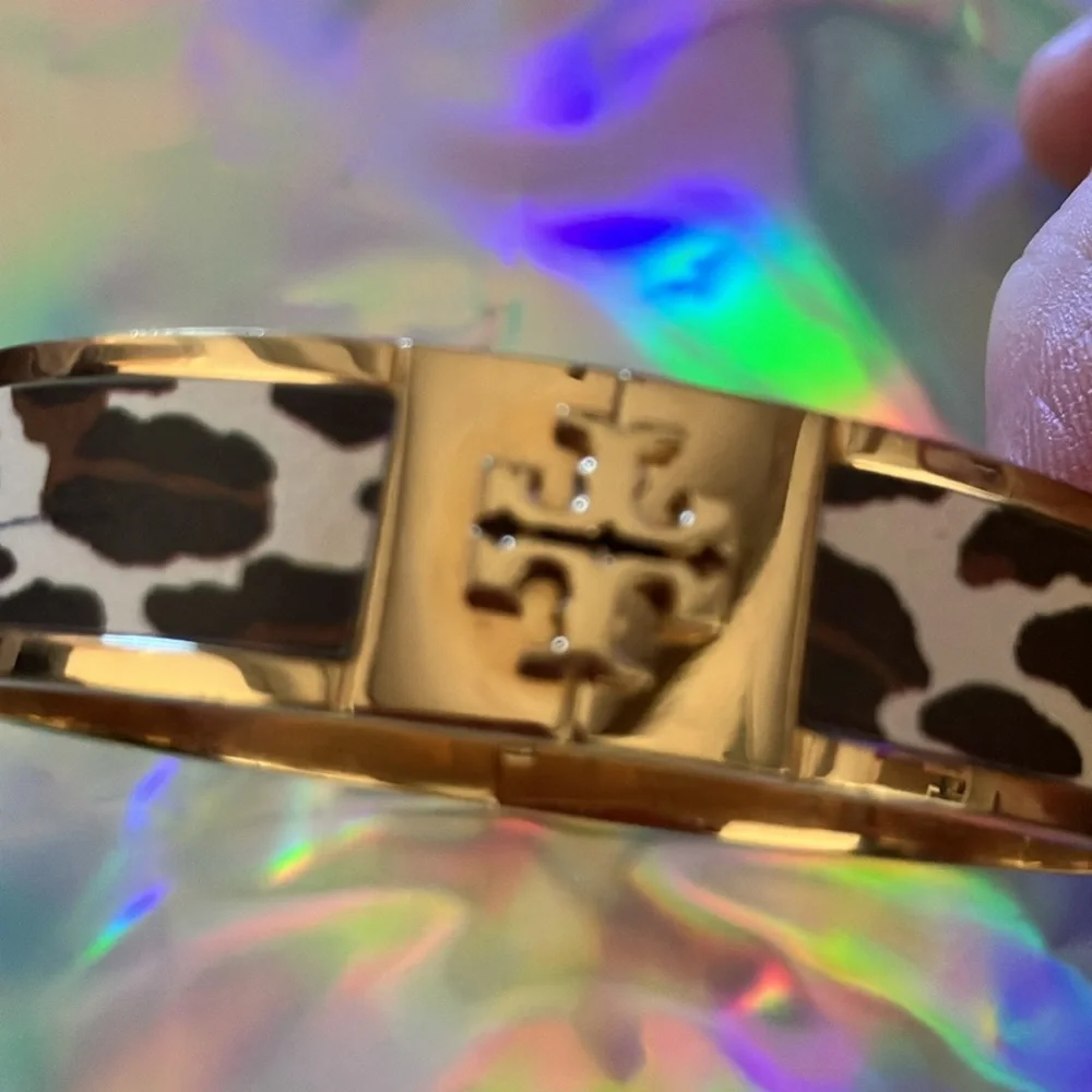 Tory Burch NWOT gold Cheetah Bangle with black velvet dust bag - Picture 2 of 9